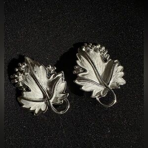 Vintage White Enamel Clip Earrings Sarah Coventry WHISPERING LEAVES Silver Tone